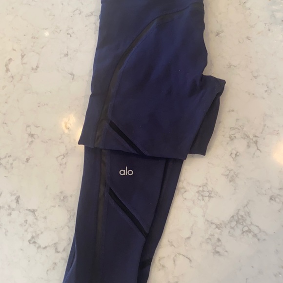 Alo yoga cropped leggings with mesh detail inserts - Picture 1 of 6